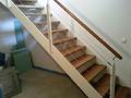 Treppenanlage mit Eichenstufen, T-Stahl und Edelstahlseil als Gel&auml;nder. Handlauf aus Eiche.